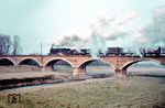 Die Dresdner 58 1009 auf dem Viadukt über die Neue Luppe bei Leipzig-Wahren. Die Neue Luppe ist ein künstlicher Nebenarm der Weißen Elster. (30.03.1964) <i>Foto: Rolf Hahmann</i>