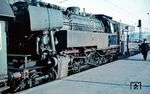 65 013 (Bw Essen Hbf) mit einem Nahverkehrszug nach Düsseldorf in Essen Hbf. Für den S-Bahn-ähnlichen Wendezugbetrieb auf der Strecke Düsseldorf–Kettwig–Essen wurde die Lok 1955 mit einer Hagenuk-Wendezugsteuerung ausgestattet. Damit der Heizer eine bessere Streckensicht hatte, wurden die Wendezugloks (fototechnisch ungünstig) immer mit dem Kessel zum Zug gekuppelt. (04.1962) <i>Foto: Rolf Hahmann</i>