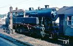 65 017 ergänzt ihre Wasservorräte am Bahnsteig in Essen Hbf. Anschließend ging es wieder nach Düsseldorf. (07.1963) <i>Foto: Rolf Hahmann</i>