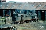 78 293 rückt in den Schuppen ihres Heimat-Bw Aalen ein. Zum Sommerfahrplan 1970 verabschiedeten sich hier die preußischen T 18 und wurden durch die Baureihe 216 ersetzt. (06.1968) <i>Foto: Rolf Hahmann</i>