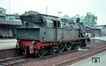 78 381 war während ihrer gesamten Einsatzzeit von 1922 bis 1965 im Wuppertaler Direktionsbezirk stationiert. Dem Bw Wuppertal-Vohwinkel gehörte sie seit April 1959 an. Im Bahnhof Wuppertal-Oberbarmen wartet die Lok auf Weiterfahrt. Rechts auf dem Bahnsteig 3/4 ist die Behelfsbude des Stellwerks "Rf" zu sehen. Die Bretterbude war ein Ersatz für das kriegszerstörte Reiterstellwerk "Rf", das an gleicher Stelle über die Gleise 2/3 verlief. Das Provisiorum hielt noch bis zur Inbetriebnahme des neuen DR-Stellwerks im Jahr 1978 durch.  (05.1964) <i>Foto: Rolf Hahmann</i>