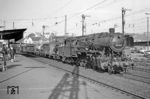 Im Sommerfahrplan 1972 bespannte das Bw Wuppertal-Vohwinkel letztmalig einen planmäßigen Güterzug mit Dampf. Grund genug, den Zug bei jeder tageslichttauglichen Gelegenheit abzulichten. Zum Glück fuhr der Zug "schülerfreundlich" am späten Nachmittag. Hier fährt 052 625 mit dem Ng 17602 aus Wuppertal-Wichlinghausen in Wuppertal-Oberbarmen ein. (08.06.1972) <i>Foto: Joachim Bügel</i>