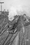 In Wuppertal-Oberbarmen wurden dem Ng 17602 weitere Wagen beigegeben. Dann ging es ohne Halt über die Ortsgleise bis zum Rangierbahnhof Wuppertal-Vohwinkel. 052 625 startet mit dem Nahgüterzug in Wuppertal-Oberbarmen. Links ist das Reiterstellwerk "Rw" zu sehen. (08.06.1972) <i>Foto: Joachim Bügel</i>