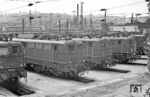 Seit der Elektrifizierung Wuppertals im Mai 1964 war die elektrische Traktion auch im Bw Wuppertal-Vohwinkel vertreten, obwohl dort nie eine E-Lok stationiert war. Im Bereich des ehemaligen Lokschuppens 2, der für die Elektifizierung des Bw weichen musste, haben sich u.a. 140 661 aus Osnabrück und die Oberhausener 140 175, 140 799 und 140 080 versammelt. Diese übernahmen die Zugleistungen aus dem nahen Rangierbahnhof. (24.07.1972) <i>Foto: Joachim Bügel</i>