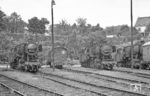 Der Abgesang der Dampflok zeigte sich im Sommer 1972 auch auf den Freiständen an der hinteren Drehscheibe im Bw Wuppertal-Vohwinkel. 050 606, 050 913 und eine weitere 50er waren mit Deckel auf dem Kamin kalt abgestellt. Dazwischen steht eine der allgegenwärtigen 236 (236 256) des Bw Wuppertal-Steinbeck, die später die Zugleistung des letzten dampfgeführten Ng 17602 zwischen Wuppertal-Wichlinghausen und -Vohwinkel übernahm. Der Zug verkehrte dann auschließlich über die Rheinische Strecke und ließ den Bahnhof Wuppertal-Oberbamen aus. Der Ärger über das Ende der Dampflok führte dazu, dass die 236-Zugleistung nie fotografiert wurde. (24.07.1972) <i>Foto: Joachim Bügel</i>