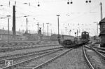 Alles, was hier zu sehen ist, gehört der Vergangenheit an. Der Bahnhof Wuppertal-Langerfeld an der alten BME-Strecke im Osten Wuppertals war einst der bedeutendste Personenbahnhof Wuppertals. Neben einem Bahnbetriebswerk, das früher sogar Schnellzugloks der Baureihe 03 beheimatete, war er der Zugbildungsbahnhof für alle westwärts fahrenden Züge. Nach dem Krieg wurden die Aufgaben nach Hagen abgegeben. Im Mai 1964 wurde das Bw Langerfeld geschlossen. Der hier zu sehende Abstellbahnhof für den Nahverkehr blieb übrig. Am 10. Juli 1969 wurde zudem ein Containerbahnhof eröffnet, dem gerade ein Wagen durch 260 563 zugestellt wird. Nördlich des Abstellbahnhofs gab es einige Verschiebegleise für den Güterverkehr sowie an der Jesinghauser Straße eine Güterabfertigung. Rechts steht das Stellwerk "Ln", links neben der Wagenhalle parkt 050 439, die die Zugleistung des Ng 17602 übernehmen wird. Heute ist dies alles Geschichte. (24.07.1972) <i>Foto: Joachim Bügel</i>