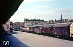 Der Hannoversche Bahnhof (bis 1892 Venloer Bahnhof) war ein früherer Kopfbahnhof in Hamburg. Er wurde 1872 eröffnet und lag auf dem Gelände des heutigen Lohseplatzes. Bis zur Ablösung durch den Hamburger Hauptbahnhof im Jahr 1906 war er Endpunkt für alle Personenzüge, die bei Hamburg von Süden kommend die Elbe überquerten und unter der Bezeichnung Hamburg Hgbf Han bzw. Hamburg Hauptgüterbahnhof einer der wichtigsten Güterbahnhöfe Hamburgs. Bei Kriegsende waren weite Teile des Güterbahnhofs durch Luftangriffe stark beschädigt oder zerstört. Am 16. Oktober 1955 wurde das im Krieg beschädigte Portal des Empfangsgebäudes gesprengt, die Seitenflügel blieben bis 1981 erhalten. Nachdem im Juli 1977 der Rangierbahnhof Maschen die Bildung von Eilgüterzügen für den Hamburger Raum übernahm, blieb im Hauptgüterbahnhof nur noch die Stückgutabfertigung, die 1997 endete. Zum 1. Oktober 2013 wurde die Bedienung der Ladestelle „Hamburg Hauptgüterbahnhof“ endgültig eingestellt und alle Gleisanlagen entfernt. (06.1967) <i>Foto: Jürgen Hagemann</i>