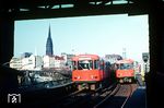 An der U-Bahn Haltestelle Baumwall gab es im Sommer 1971 einen längeren U-Bahn-Stau. Die Station mit Seitenbahnsteigen liegt an der nordwestlichen Seite der Speicherstadt und der 2017 eröffneten Elbphilharmonie. Sie wird von vielen Touristen als Zugang zu dieser benutzt. Auch der Weg zum Miniatur Wunderland beginnt hier. Im Hintergrund ist der Turm der kriegszerstörten Kirche St. Nikolai (links) zu sehen. Rechts gegenüber der Speicherstadt steht eine der fünf Hamburger Hauptkirchen und zwar St. Katharinen. Seit über 760 Jahren steht die Kirche am Hamburger Hafen. Hier wurde erstmalig in der Hansestadt reformatorisch gepredigt. (06.1971) <i>Foto: Jürgen Hagemann</i>