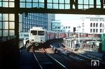 Der U-Bahnhof Rödingsmarkt ist eine Hochbahn-Haltestelle der Hamburger U-Bahn-Linie U3 im Stadtteil Hamburg-Altstadt. Ein Zug der Serie "TU2" nach St. Pauli fährt in die Station ein. (06.1971) <i>Foto: Jürgen Hagemann</i>