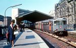 Eine U-Bahn der Serie "TU2" nach Billstedt ist in der Station Rödingsmarkt angekommen. Von den 383 von der Hochbahn benutzten Triebwagen (T-Wagen) wurden während des Zweiten Weltkrieges 125 Wagen z.T. erheblich zerstört. 118 Fahrgestelle teilzerstörter Wagen wurden nach dem Zweiten Weltkrieg von den hochbahneigenen Fahrzeugwerkstätten Falkenried verlängert und mit neuen Wagenkästen versehen. Bei einem Teil der als "TU1" bezeichneten Fahrzeuge erfolgte Anfang der 1960er Jahre eine Rekonstruktion mit einer Modernisierung des Innenraums. Diese erhielten die Bezeichnung "TU2" und besaßen einen unlackierten Wagenkasten mit Edelstahl-Beblechung.  (06.1971) <i>Foto: Jürgen Hagemann</i>