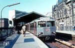 Eine U-Bahn der Serie "TU2" nach St.Pauli in der Station Rödingsmarkt. Der Bahnhof wurde in den Jahren 1910 bis 1912 als Teil der Ringlinie erbaut. Die im nördlichen Teil befindliche Bahnsteighalle überspannt beide Gleise und die Seitenbahnsteige mit einem flachen Satteldach und sichtbaren eisernen Fachwerkträgern. Entsprechend der zentralen Lage in Hamburg besitzt der Bahnhof eine repräsentative Eingangshalle mit einer Fassade aus hellgrauen Granitblöcken auf der Nordseite. Diese blieb fast 100 Jahre lang einziger Zugang zum Bahnhof. Erst 2002 wurde auf der Südseite ein zweiter Eingang geschaffen und alle Zugänge barrierefrei umgebaut. (06.1971) <i>Foto: Jürgen Hagemann</i>