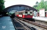 Abschiedsfahrt der dreiteiligen T-Garnitur aus den Wagen 80, 112 und 220 der ersten Bauserie in der Station Volksdorf. Der 1920 eröffnete Bahnhof liegt an der ehemaligen Walddörferbahn im Nordosten Hamburgs. Volksdorf ist Ausgangspunkt der beiden Nordost-Äste der U1, die sich aus Richtung Innenstadt kommend hier nach Ohlstedt bzw. Großhansdorf verzweigen. Der U-Bahnhof verfügt dazu über drei Gleise an zwei Bahnsteigen in Dammlage, die von einer Bahnsteighalle überspannt werden. (06.06.1970) <i>Foto: Jürgen Hagemann</i>