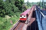 Abschiedsfahrt mit der dreiteiligen Garnitur aus den Wagen 80, 112 und 220 der T-Wagen auf dem Test- und Probebetriebgleis der Hochbahn im Bahnhof Berne im Hamburger Nordosten. Die einteiligen Elektrotriebwagen vom Typ T waren die ersten Fahrzeuge der Hamburger Hochbahn AG (HHA) für das normalspurige Netz der neu entstehenden U-Bahn. Die mit 750-Volt-Gleichstrom betriebenen vierachsigen Einheiten wurden ab 1912 betrieblich eingesetzt und prägten das Bild der Hochbahn bis zum Zweiten Weltkrieg. Bis 1929 hatte die HHA 13 Lieferserien mit insgesamt 383 dieser Triebwagen erhalten. Jeder Triebwagen war für sich alleine fahrfähig. In der Regel liefen als kleinste Einheit 2-Wagen-Züge, die an den hinteren Enden zusammengekuppelt waren. Bei Bedarf konnten die Züge um weitere Fahrzeuge verstärkt werden. (06.1971) <i>Foto: Jürgen Hagemann</i>