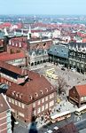 Der Bund der Berliner und Freunde Berlins (BdBFB) wurde im Juli 1951 von Berlinern in Westdeutschland (Bad Wörishofen) gegründet. Ziel des Vereins war, nach der Blockade und der Rettung Berlins 1948/49 durch die Luftbrücke den Kontakt und die Erinnerung an Berlin im Westen wach zu halten. Slogans wie „Berlin ist eine Reise wert!“ zur Förderung des Tourismus oder „Deine Chance ist Berlin!“ zur Anregung, nach Berlin umzuziehen, stammen von dem Verein. Auch die Kilometersteine an den Autobahnen, die auf die Entfernung nach Berlin hinwiesen („Berlin 500 km“) gehören zu den besonders plakativen und bis heute sichtbaren Aktivitäten des BdBFB. Im Frühjahr 1971 waren zwei Busse der Berliner BVG zu Gast in Lübeck, die vor dem Rathaus mit dem Motto „Deine Chance ist Berlin!“ warben. (04.1971) <i>Foto: Jürgen Hagemann</i>