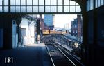 Zwei U-Bahnzüge am Bahnhof Gleisdreieck im Berliner Ortsteil Kreuzberg. Hier kreuzen die Linien U1 und U3 die darunter hindurchführende Linie U2. Der Bahnhof wurde 1912/1913 in Hochlage zwischen den Gleisführungen der Anhalter, Dresdener, Stamm- und Wannseebahn errichtet. (17.06.1987) <i>Foto: Jürgen Hagemann</i>
