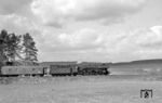 Am 20. März 1967, einem Montag, wurde offiziell der elektrische Betrieb auf der Main-Weser-Bahn zwischen Kassel und Gießen aufgenommen. Das unmittelbar bevorstehende Dampf-Ende auf der Main-Weser-Bahn lockte auch Reinhard Gumbert an die Magistrale. So wurde das Fahrrad eingepackt, um die Streckenrampen beidseitig hinauf zur einsam im Wald gelegenen Blockstelle Wasserscheide zu erkunden. Zwischen Neustadt (Kr Marburg) und der Bk Wasserscheide kam 01 1101 mit dem "Westerländer" E 575 (Trier - Koblenz - Gießen - Hannover - Westerland/Sylt) entgegen. (12.03.1967) <i>Foto: Reinhard Gumbert</i>
