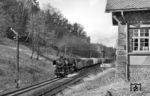 44 475 (Bw Kassel) passiert mit Dg 5534 die idyllische Blockstelle Wasserscheide mit dem markanten West-Balkon. (12.03.1967) <i>Foto: Reinhard Gumbert</i>