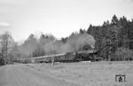 01 1102 fährt mit dem D 284 (Bremerhaven-Lehe - Basel SBB) bei Neustadt (Kr Marburg) vorbei. Auf dem Foto sieht man einen der damals schon sehr raren DSG-Schlafwagen der Schürzenwagen-Bauart (bei der DSG als WL A4ü 22 070 bis 22 085 geführt), von denen 1966 nur noch 7 Wagen im Dienst waren. Diese wurden nicht in Universal-Wagen umgebaut und behielten deshalb ihre 1-2-Bett-Abteile der ursprünglichen MITROPA-Bauart. Es scheint dies eine Überführung (aus dem AW) gewesen zu sein. (12.03.1967) <i>Foto: Reinhard Gumbert</i>