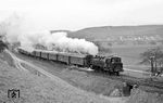 Erst Mitte Februar 1967 war 64 143 von Aalen nach Heilbronn umbeheimatet worden und hat hier den P 2548 (Lauda - Weikersheim) bei Edelfingen am Haken. (20.03.1967) <i>Foto: Reinhard Gumbert</i>
