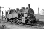 Die mit Riggenbach-Gegendruck-Bremse ausgerüstete 94 1268 war nach Ende des Dampfbetriebs auf den Steilstrecken des Schwarzwaldes von Freudenstadt nach Crailsheim umstationiert worden. Bis zum Ende ihrer Dienstzeit am 25.02.1969 verdiente sie ihr Gnadenbrot mit Rangierarbeiten in Crailsheim. (22.03.1967) <i>Foto: Reinhard Gumbert</i>