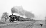 44 1374 befördert den umgeleiteten Ng 19349 nach Heilbronn bei Maulach westlich von Crailsheim. (22.03.1967) <i>Foto: Reinhard Gumbert</i>
