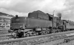 38 2631, die nur zwischen Januar und Juli 1967 dem Bw Crailsheim angehörte, mit P 2533 nach Lauda am Gründonnerstag 1967 im Bahnhof Bad Mergentheim. (23.03.1967) <i>Foto: Reinhard Gumbert</i>