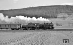 In rascher Fahrt geht es für die Crailsheimer 38 2631 mit P 2356 nach Osterburken bei Sachsenflur vorbei. (23.03.1967) <i>Foto: Reinhard Gumbert</i>