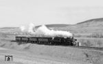 Auch am Ostersamstag 1967 war die Crailsheimer 38 2631 wieder unermüdlich im Einsatz. Mit dem P 2526 (Lauda - Backnang - Stuttgart) ist sie bei Königshofen (Baden) unterwegs.  (25.03.1967) <i>Foto: Reinhard Gumbert</i>