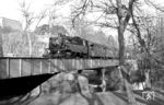 64 136 rollt mit dem nur samstags aus Niederstetten kommenden P 2541 über die Tauberbrücke in Bad Mergentheim.  (25.03.1967) <i>Foto: Reinhard Gumbert</i>