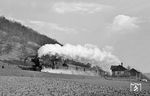 Der Ostersonntagmorgen begann mit kühlen Temperaturen, die für die Dampfentwicklung der 23 060 am P 1530 (Lauda - Ulm) bei Edelfingen sehr förderlich waren. (26.03.1967) <i>Foto: Reinhard Gumbert</i>