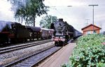 Im Bahnhof Bohmte überholt die Osnabrücker 01 1094 vor dem D 494 nach Köln einen Güterzug, bespannt mit der Osnabrücker 44 427. (08.1968) <i>Foto: Robin Fell</i>