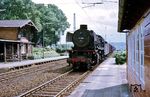 41 356 (Bw Osnabrück Hbf) fährt mit einem Güterzug auf dem Weg nach Hamburg durch den Bahnhof Bohmte. (08.1968) <i>Foto: Robin Fell</i>