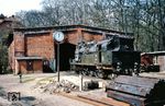 Ein letzter Einsatzschwerpunkt der Altonaer 78er waren die S-Bahn-ähnlichen Wendezüge zwischen Bergedorf und Aumühle. Die Loks restaurierten dabei in der kleinen Lokstation Aumühle wie hier die Altonaer 78 104. Für die Lok war es nicht nur symbolisch "High Noon", zwei Monate später wurde sie z-gestellt. (14.04.1968) <i>Foto: Robin Fell</i>