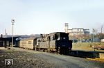 78 139 ist mit Wendezug N 2567 nach Düsseldorf in Solingen Hbf eingetroffen. Der Bahnhof wurde 1890 unter dem Namen 'Solingen Süd' eröffnet und 1913 in Solingen Hbf umbenannt. Das rechts zu sehende Empfangsgebäude entstand zwsichen 1953 und 1956 im Kern aus den im Zweiten Weltkrieg zerstörten Resten des 1910 errichteten Wartesaalgebäudes. Der Uhrenturm wurde 1978 aufgrund von Baumängeln abgerissen, der restliche Bahnhof dem baulichen Verfall preisgegeben. Das Fahrgastaufkommen sank kontinuierlich, der Service der Bundesbahn wurde vor Ort abgebaut. Die bei weitem größere Verkehrsbedeutung für die Großstadt Solingen hatte seit der Städtevereinigung 1929 der Bahnhof in Solingen-Ohligs. Anfang der 1990er Jahre war der Hauptbahnhof in einem desolaten Bauzustand, und er wurde in der Bevölkerung als „Schandfleck“ wahrgenommen. 1996 entschied sich der Solinger Stadtrat dafür, den alten Hauptbahnhof stillzulegen. Dies geschah dann im Rahmen der "Regionale 2006" und ging mit der Errichtung zweier Stationen in unmittelbarer Nachbarschaft einher, die die Verkehrsbeziehungen deutlich verbessern sollten. Mit der Eröffnung des Haltepunkts Solingen Grünewald westlich des Hauptbahnhofs am 6. Mai 2006 wurde der Hauptbahnhof geschlossen und als Betriebsstelle aufgelassen. Zum Fahrplanwechsel am 10. Dezember 2006 wurde die zweite neue Station in der Stadt, der Bahnhof Solingen Mitte, östlich des ehemaligen Hauptbahnhofs, eröffnet. Der Bahnhof in Solingen-Ohligs wurde zeitgleich in Solingen Hauptbahnhof umbenannt. (27.10.1963) <i>Foto: Robin Fell</i>