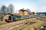 078 482 vom Bw Aalen fährt mit E 4725 (Stuttgart - Crailsheim) ohne Halt durch den Bahnhof Schwabsberg. (06.04.1969) <i>Foto: Robin Fell</i>