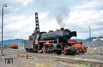 23 004 vom Bw Saarbrücken Hbf wird im Bw Trier bekohlt. Mit 105 Fahrzeugen war die Baureihe 23 die meistgebaute Gattung im Nachkriegs-Beschaffungsprogramm der DB für neue Dampflokomotiven. 23 004 gehörte zur ersten Bauserie von Henschel aus dem Jahr 1950. Dahinter steht 381 017-3, ex Ka 4983 (Windhoff, Baujahr 1938). (29.06.1968) <i>Foto: Robin Fell</i>