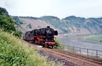 Bedingt durch eine Gleiserneuerung nahm 44 1268 vom Bw Koblenz-Mosel im Frühjahr 1968 den Weg über das "falsche Gleis" auf dem Pündericher Hangviadukt. (12.05.1968) <i>Foto: Robin Fell</i>