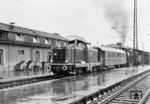 V 100 1007 (Bw Münster/Westf) auf Meßfahrt des BZA mit Bremslok 45 019 in Freiburg (Brsg) Hbf. Hierzu kam eine interessante Ergänzung aus Schweden: V 100 1007 war eine Vorführlok, die 1958 von MaK auf eigene Rechnung als V 100 000 gebaut worden war. Zur Erprobung im skandinavischen Winter hielt sich die Lok vom 29.12.1958 bis 11.04.1959 in Boden/Schweden auf, etwa 80 Kilometer südlich des Polarkreises. Dabei wurden die Fußtritte an den Lokecken abgenommen, um einen Schneepflug zu montieren. Die Winterverhältnisse bekamen der Lok nicht sonderlich gut. Bereits am zweiten Tag brannte der Elektromotor für einen der zwei Luftpumpen durch. Wenige Tage später fror auch der Heizkessel ein. Motorraum und Kühler waren ungeschützt, und der Dieselmotor konnte niemals seine normalen Betriebstemperaturen erreichen - nicht einmal vor schwersten Zügen. (05.05.1961) <i>Foto: Basil Roberts</i>