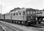 V 188 001 a/b - die ehemalige Wehrmachtslok D 311.03 a/b - war 1941 ursprünglich als Zug- und Stromversorgungslok für das Eisenbahngeschütz "Schwerer Gustav 2" gebaut worden. Das Geschütz wurde im Zweiten Weltkrieg zwar noch fertiggestellt, kam aber wie die Lok nicht mehr zum Einsatz. Nach Kriegsende wurde die Lok in Freilassing aufgefunden. Die DB setzte die als V 188 001 bezeichnete Lok seit 1958 beim Bw Gemünden (Main) ein. So erreichte sie auch Bebra, wo diese Aufnahme entstand.   (19.06.1962) <i>Foto: Basil Roberts</i>