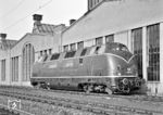 V 200 021 in ihrem Heimat-Bw Hamm (Westf) Pbf. Das Bahnbetriebswerk Hamm geht zurück auf Lokstationen der verschiedenen Gesellschaften ab 1847. Die größte Anlage wurde dabei von der Cöln-Mindener Eisenbahn erstellt. Die beiden voluminösen Rechteckschuppen mit innenliegenden Schiebebühnen entstanden in Zusammenhang mit der Umgestaltung der Bahnhofsanlagen ab 1911. In Hamm Pbf waren ab 1926 die modernen Einheits-Lok der Baureihe 01 stationiert, nach dem Krieg u.a. die Baureihe 05. Ab 1956 tauchte hier die V 200 auf. In den 1960er Jahren gab es einige Exoten wie die V 300, V 320, DE 1500 oder DE 2000 im Bestand. E-Loks waren in Hamm nie stationiert, aber die Triebwagen-Baureihen ET 30 ab 1967 und der 403 ab 1981. 1979 fand der 601 in Hamm eine Bleibe für den Reisebüro-Turnus-Verkehr. Am 31. März 2001 wurde in Hamm die Triebfahrzeugbeheimatung und –unterhaltung aufgegeben.  (13.09.1960) <i>Foto: Basil Roberts</i>