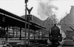 39 052 (Bw Görlitz) verlässt die Mittelhalle des Dresdener Hauptbahnhofs. Die Lok wurde im September 1959 in 22 040 umgebaut. (30.01.1959) <i>Foto: Gerhard Illner</i>