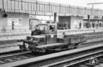 Ein Rottenkraftwagen der Bauart Klv 51 in Essen Hbf. Jeder Bahnmeisterei standen ein oder mehrere Rottenkraftwagen zur Verfügung, die dem Transport von Arbeitern (der Rotte) und/oder Baumaterial zu und von Gleisbaustellen dienten. Als Besonderheit besitzt dieser Klv keinen Kran hinter dem Führerhaus. (14.09.1960) <i>Foto: Basil Roberts</i>