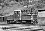 Die Baureihe V 29 war 1952 für die Pfälzischen Lokalbahnstrecken Mundenheim–Meckenheim und Neustadt–Speyer bei der Lokomotivfabrik Jung beschafft worden. V 29 952 ging nach Einstellung der pfälzischen Schmalspurbahnen und Umbau der Zugbremse auf Druckluft sowie der Kupplung auf Kuppelhaken zur Strecke Nagold–Altensteig. Zur besseren Erkennbarkeit als Schienenfahrzeug bekam sie um 1960 an den Ecken von Vorbau und Führerhaus einen Warnanstrich, da die Strecke häufig parallel der Straße verlief. (08.06.1962) <i>Foto: Basil Roberts</i>