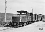 V 29 952 ist in Nagold eingetroffen. Im August 1962 wurde der Personenverkehr auf der Schmalspurbahn eingestellt, bevor im Mai 1967 auch der Güterverkehr endete. Die  Bemühungen der Interessengemeinschaft Nebenbahn in Altensteig, der rund hundert örtliche Unternehmen angehörten, blieben vergeblich. Allerdings nutzen viele Unternehmen die Bahn in den letzten Jahren nur für wenig ertragreiche Fracht, während lukrative Güter eher an die Lastwagen-Speditionen vergeben wurden. Insofern hatten auch die Anlieger ihren Anteil am Niedergang. Die Deutsche Bundesbahn wiederum machte keine Zusage über einen möglichen Mindestfortbestand der Bahn, sodass die Güterkunden ihre Logistik immer weniger auf die Schiene ausrichteten. Die Strecke wurde im Sommer 1967 sofort komplett abgebaut.  (08.06.1962) <i>Foto: Basil Roberts</i>