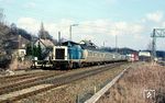 212 081 vom Bw Hagen-Eckesey mit einem Nahverkehrszug in Langschede, westlich von Fröndenberg (Ruhr). Am Zugschluss läuft 212 280 mit. (21.03.1987) <i>Foto: Rolf Hahmann</i>