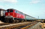Die Oldenburger 216 044 mit dem abgestellten Wagenpark des D 875 "Oldenburg-City" im Bahnhof Norddeich. (07.1974) <i>Foto: Rolf Hahmann</i>