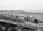 Diesellok L 20 (Mak, 1936) mit einem gut besetzten Personenzug südlich des Haltepunkts Samoa. Der Strandabschnitt Samoa südlich von Rantum bietet neben dem bekannten Restaurant „Seepferdchen“ eine Sylter Strandsauna und einen FKK-Strand. (10.09.1968) <i>Foto: Reinhard Todt</i>