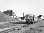 Der T 24 hat soeben den Bahnhof Hörnum auf der Südstrecke verlassen und trifft im Haltepunkt Hörnum Dorf an der Rantumer Straße ein. (09.1968) <i>Foto: Reinhard Todt</i>
