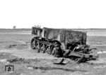 Auch 11 Jahre nach Kriegsende fanden sich am Strand bei Rantum noch Überreste aus dem Zweiten Weltkrieg wie diese ausgeschlachtete Halbketten-Zugmaschine der Wehrmacht. Vorderachse und anderes fehlen, der Maybach V 12 Motor ist noch zu erkennen. Höchstwahrscheinlich handelt es sich um ein Sonder-Kraftfahrzeug 9 (Sd.Kfz. 9) – Schwerer Zugkraftwagen 18 t). Es wurde als Artilleriezugmaschine für schwere Geschütze wie auch als Schlepp- und Bergefahrzeug entwickelt. Während des Zweiten Weltkriegs wurde Sylt intensiv militärisch genutzt. Die strategische Lage nahe der dänischen Grenze und an wichtigen Seewegen machte die Insel zu einem relevanten Standort für die deutsche Wehrmacht. Entlang der Küsten entstanden zahlreiche militärische Anlagen, darunter Bunker, Geschützstellungen und Beobachtungspunkte. (05.1956) <i>Foto: Reinhard Todt</i>