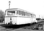 Ein Sattelschlepper-Schienenbus auf 90-PS-Borgward-Lkw-Chassis in Westerland (Sylt). Ende des Zweiten Weltkrieges befanden sich Anlagen und Fahrzeuge der Sylter Inselbahn in einem abgewirtschafteten Zustand. Bis 1952 gehörte die Bahn der Bundesvermögensverwaltung als Nachfolger der britischen Besatzungsmacht auf der Insel. Der Personenverkehr wurde teilweise noch mit Daisinen abgewickelt. In den 1950er Jahren erlebte die Inselbahn mit dem wieder einsetzenden Tourismus der Wirtschaftswunderzeit einen neuen Aufschwung. Der neue Betreiber der Inselbahn und Eigentümer der Sylter Verkehrs-Gesellschaft, Ruy Prahl, war von Hause aus Busunternehmer. Er hatte die Idee auf Basis eines Straßenfahrzeuges, eines Borgward-Aufliegerbusses, den er bereits im Bestand hatte, ein Schienenfahrzeug in eigener Werkstatt zu konstruieren. In den Jahren 1952 bis 1954 wurden fünf Borgward-Lkw-Sattelschlepper angeschafft. Am 5. Oktober 1952 fand die erste Fahrt eines solchen Leichttriebwagens auf der Insel statt. Die mit 90 PS starken Borgward-Dieselmotoren ausgestatteten Sattelzüge boten bei einer Gesamtlänge von 14,4 m Platz für 88 Passagiere, davon 53 Sitzplätze. Zusätzlich konnten zur Steigerung der Kapazität Personen- oder Gepäckwagen angehängt werden. (05.1956) <i>Foto: Reinhard Todt</i>